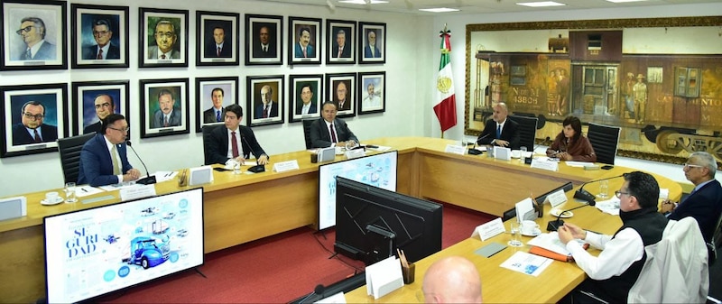 Reunión entre autoridades de la SICT y representantes del autotransporte federal para fortalecer la seguridad y modernización vial