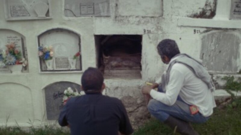Dos hombres exhumando un cadáver