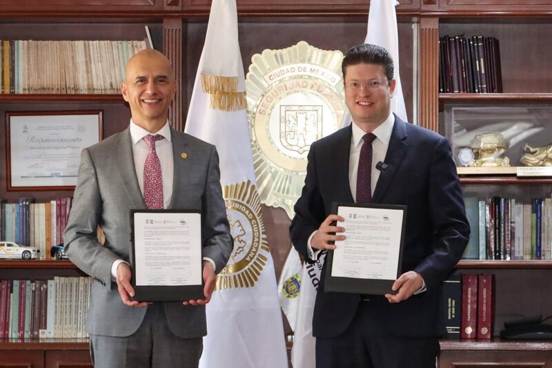 Entrega de reconocimientos a policías de la Ciudad de México