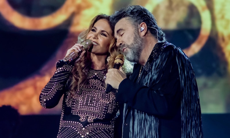 Alejandro Sanz y Shakira cantando juntos en concierto