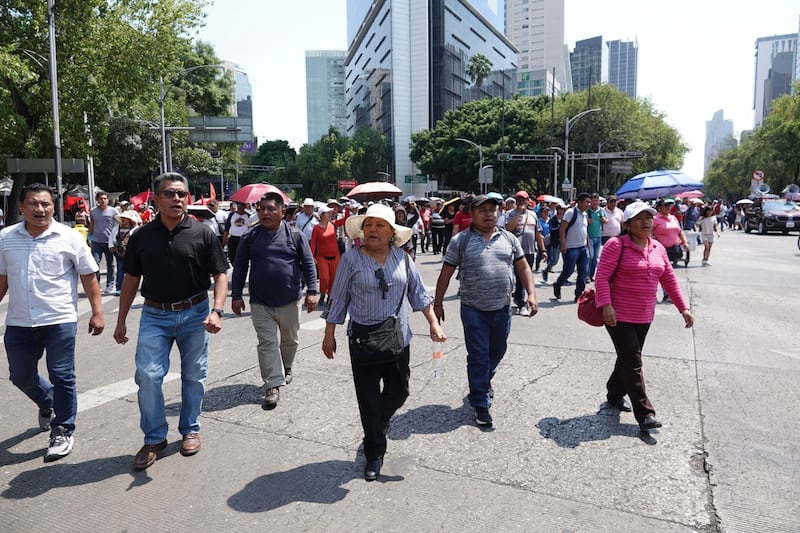Maestras y maestros de la Coordinadora Nacional de Trabajadores de la Educación (CNTE) mantuvieron un bloqueo de horas al cruce de Paseo de la Reforma e Insurgentes Sur en exigencia a que la presidenta Claudia Sheinbaum cumpla su pliego petitorio. Declararon que continuarán con las movilizaciones y exigencias hasta que sean recibidos por la jefa del ejecutivo.