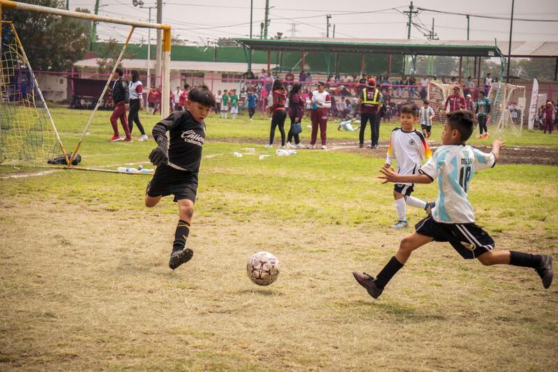 Niños jugando Futbol