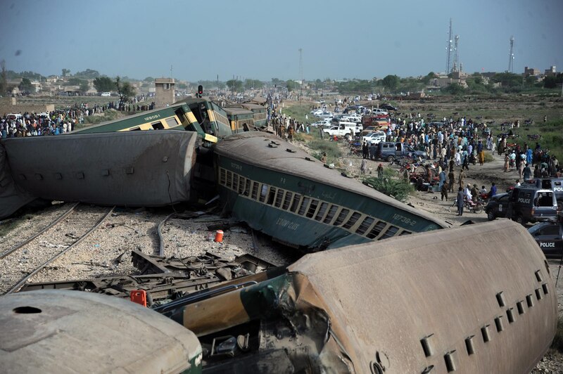 Accidente de tren en Pakistán deja al menos 65 muertos