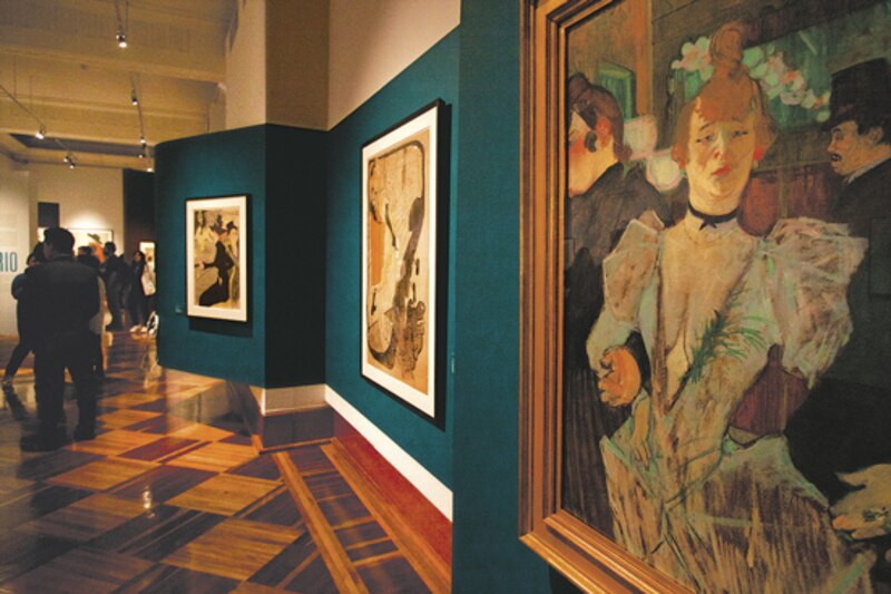 Exposición de arte en un museo