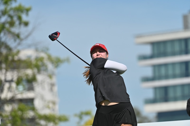 La golfista profesional Lydia Ko en acción durante un torneo.
