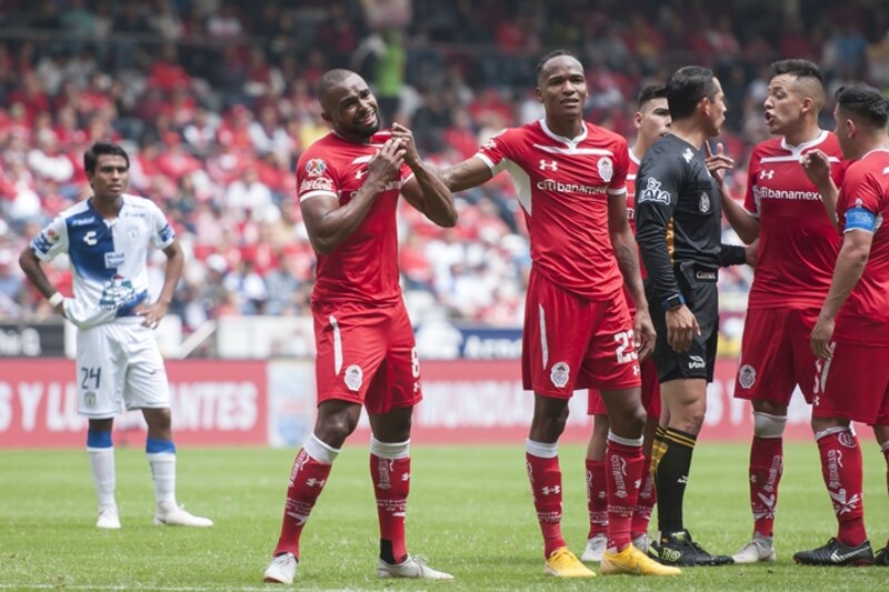 Jugadores de fútbol celebrando un gol