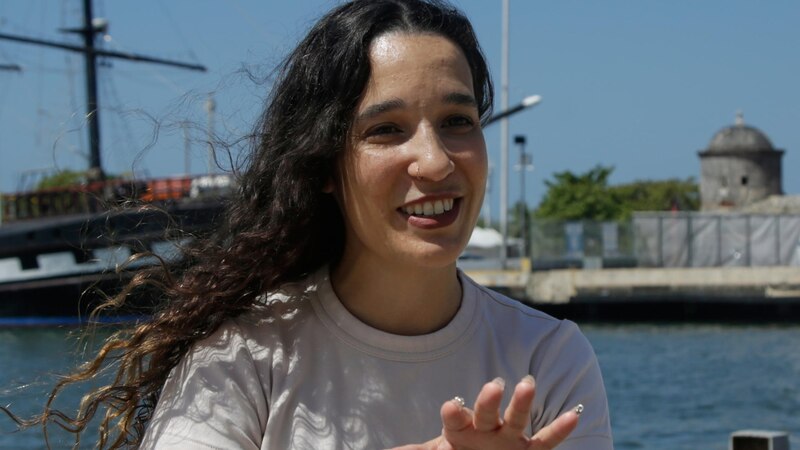 Mujer joven sonriendo en un barco