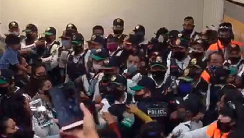 Policías se amontonan para tomarse una foto con Maluma