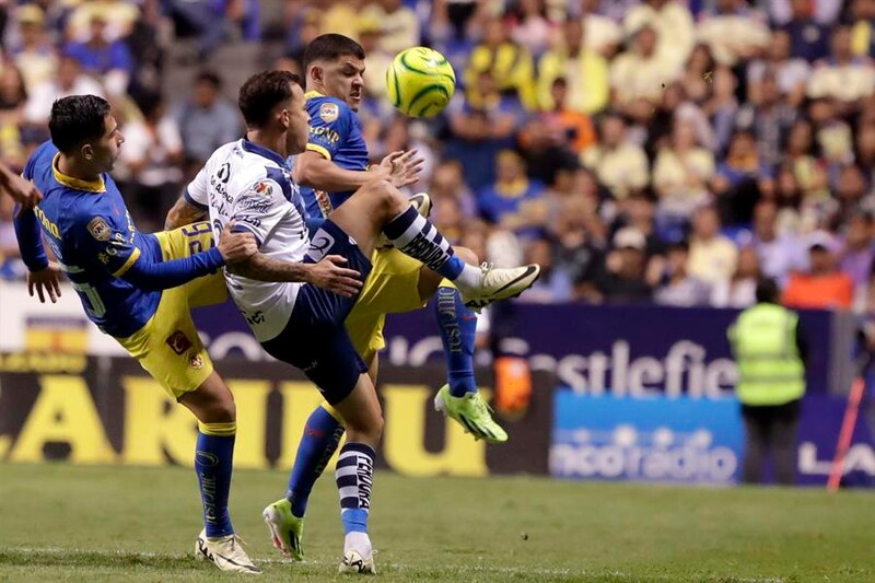 Jugadores de fútbol en acción