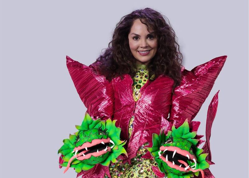 La cantante mexicana Yuri se disfraza de planta carnívora para un programa de televisión.