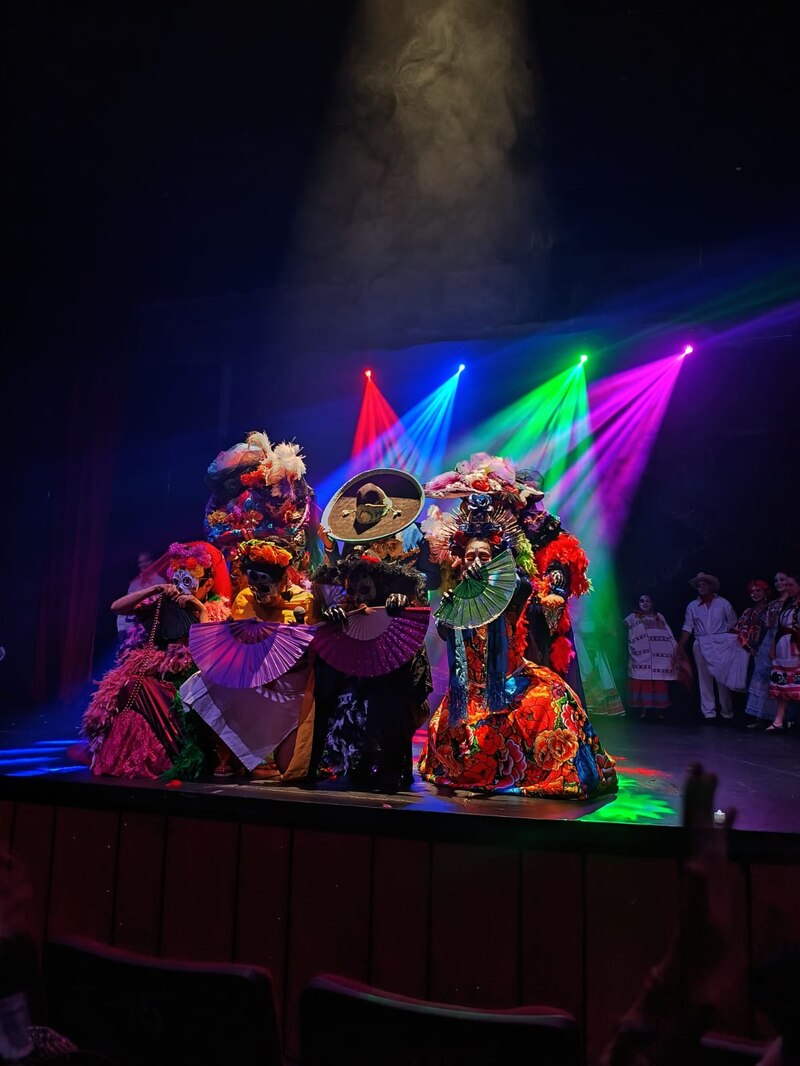 "Las Andanzas de la Catrina" es una obra teatral que celebra el Día de Muertos, fusionando tradición y creatividad.