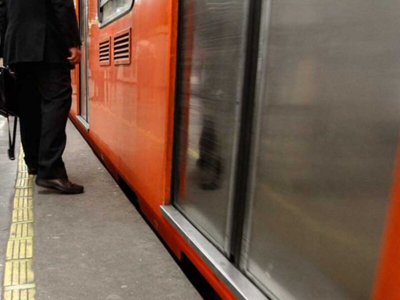 Un hombre espera el metro en la estación