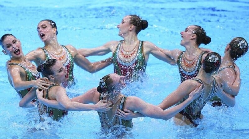 Las nadadoras sincronizadas españolas realizan su rutina en el Campeonato Mundial de Natación