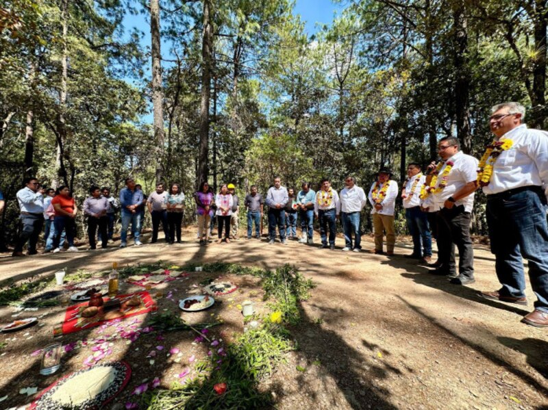 Asamblea de presidentes municipales y autoridades indígenas en el Centro Ecoturixtlán para fortalecer la autonomía de la Sierra Juárez.