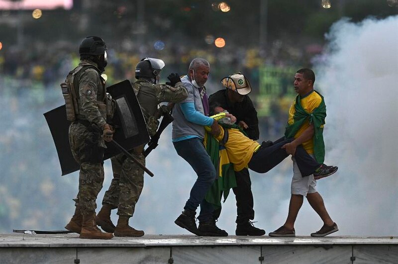 La policía se lleva a un manifestante herido en Brasil