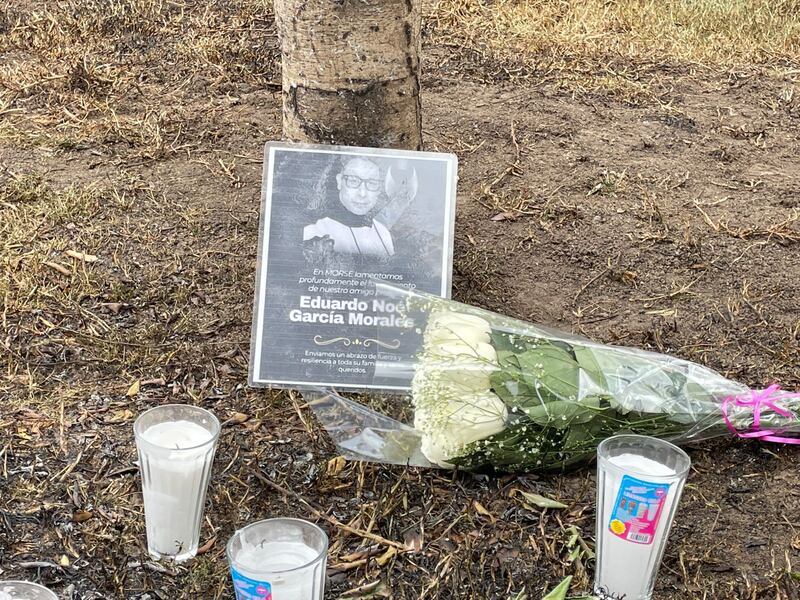 Homenaje al profe de Mate. La comunidad de la Escuela Secundaria Técnica No. 53 “Adolfo López Mateos” se reunió este viernes 12 de septiembre para despedir a Eduardo Noé García Morales, fallecido durante la tragedia de la explosión de la pipa de gas en Iztapalapa.
