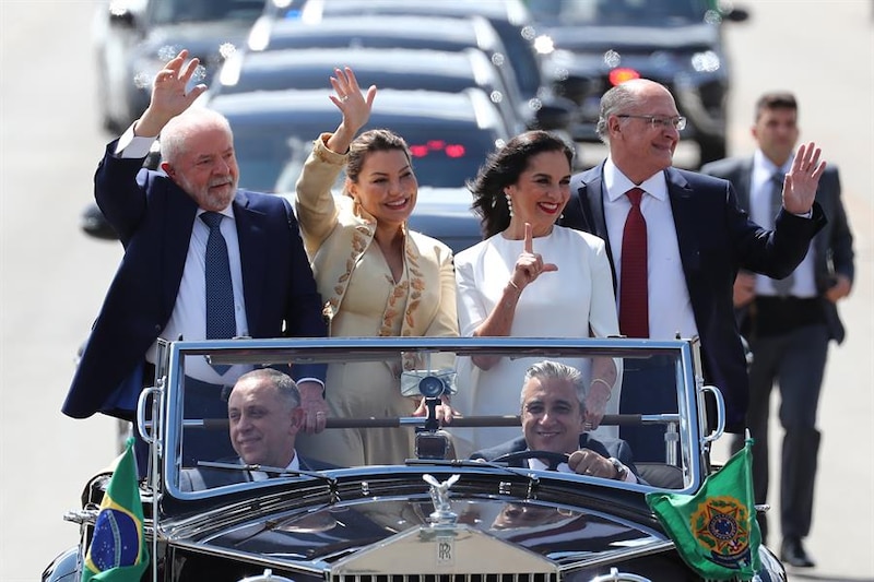 Jair Bolsonaro y su esposa Michelle Bolsonaro saludan a la multitud durante la ceremonia de investidura en Brasilia