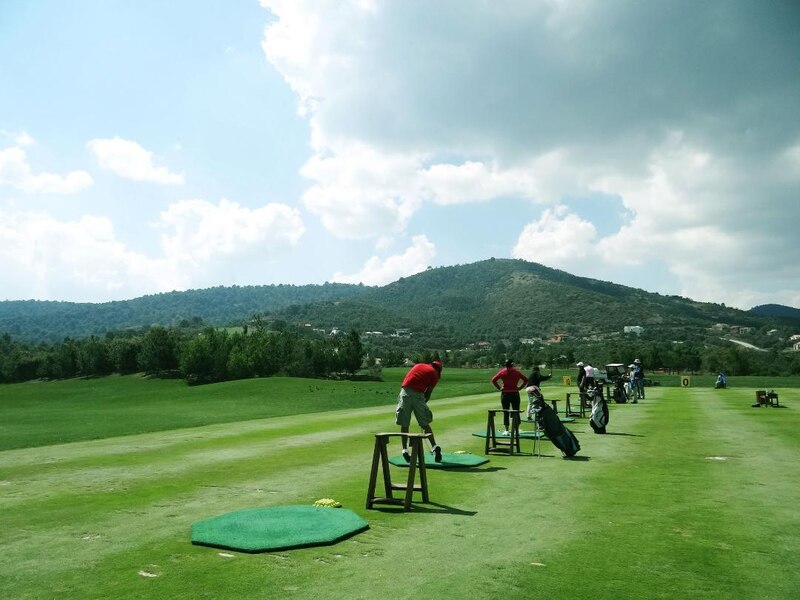 Golfistas practicando en el campo de golf
