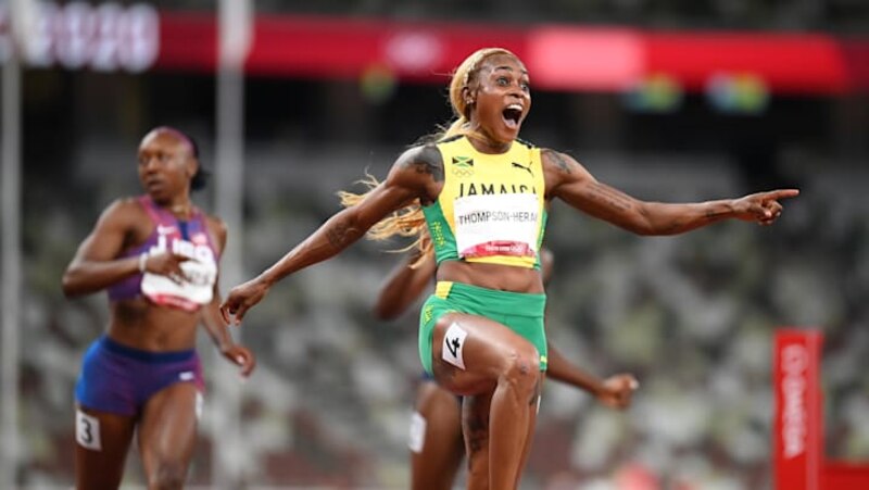 Elaine Thompson-Herah gana la medalla de oro en los 100 metros femeninos en los Juegos Olímpicos de Tokio 2020.