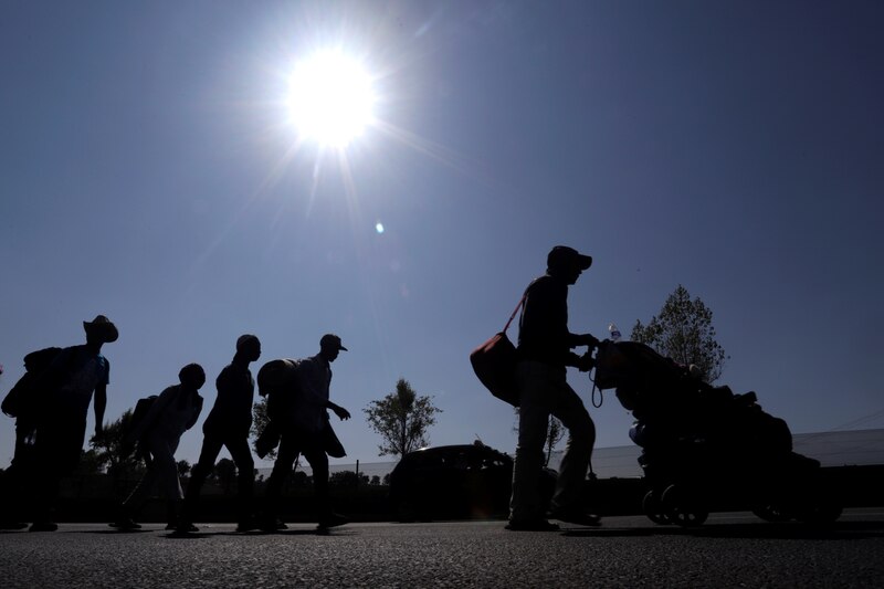 Migrantes caminando bajo el sol