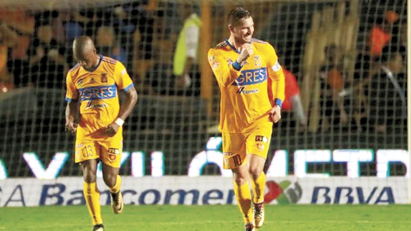 Jugador de fútbol celebra un gol