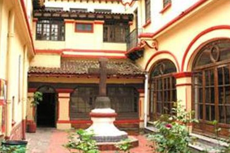Hermoso patio interior de un edificio colonial