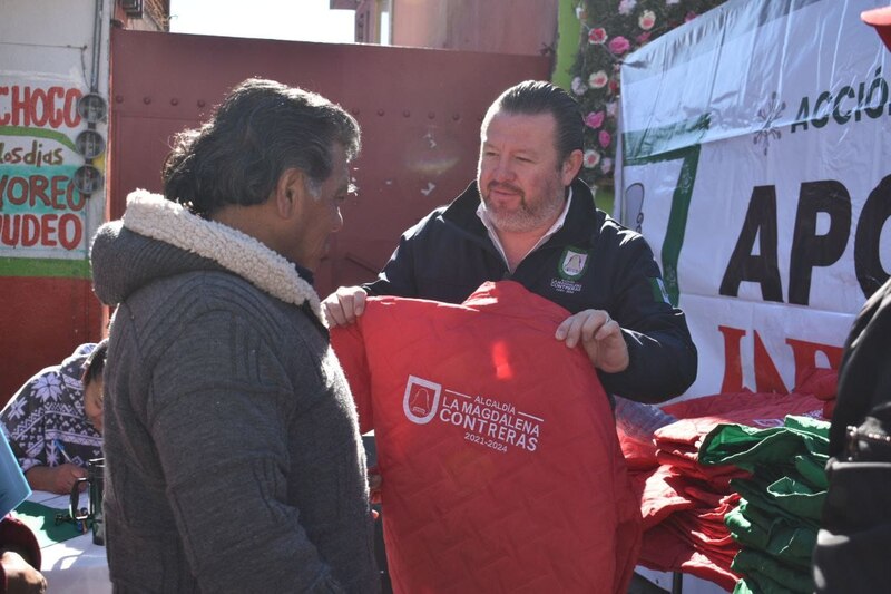 Entrega de chamarras en Magdalena Contreras