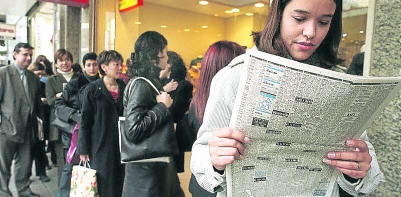 Mujer leyendo un periódico