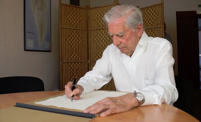 El escritor Mario Vargas Llosa firmando un libro