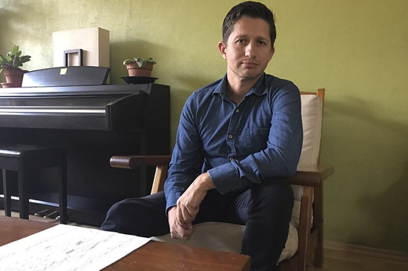 Compositor mexicano sentado junto al piano