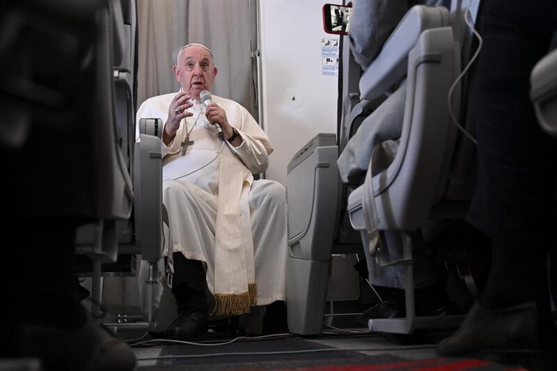 El Papa Francisco saluda a los periodistas en el avión