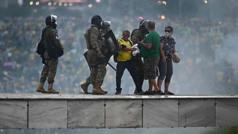 Enfrentamientos entre manifestantes y policías en las calles de Brasil