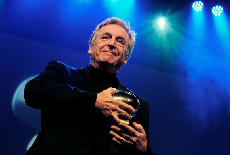 El actor Dustin Hoffman recibe un premio en una ceremonia.