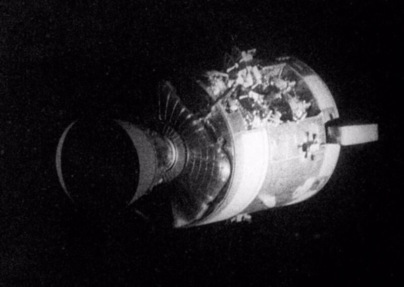 La nave espacial Apolo 11 en órbita alrededor de la Luna