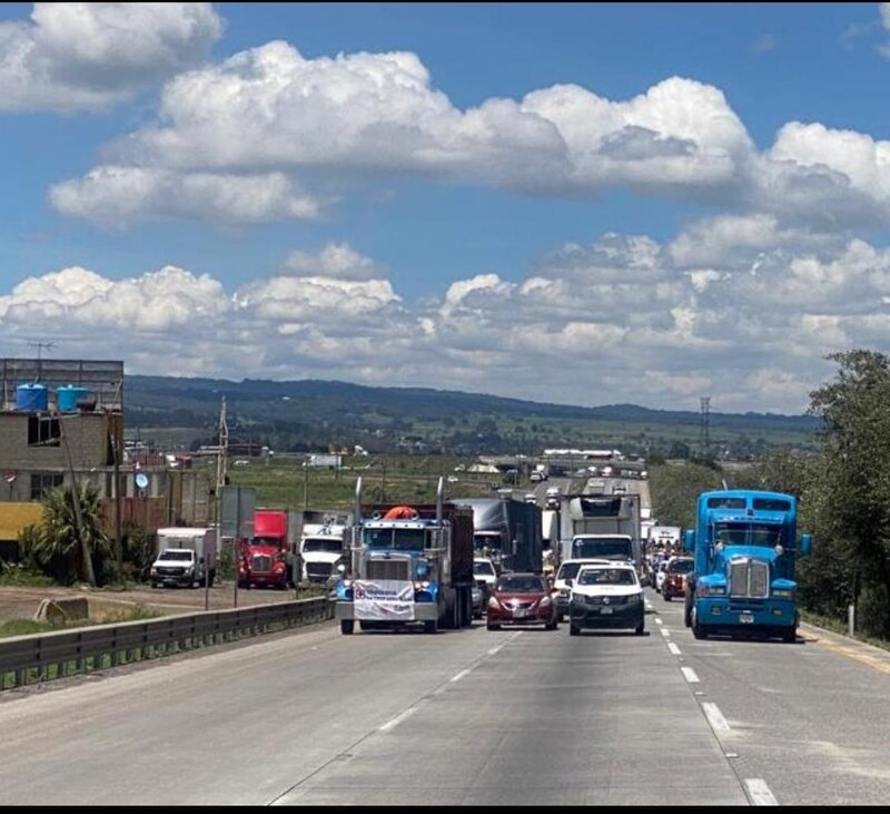 Tráfico vehicular en la carretera