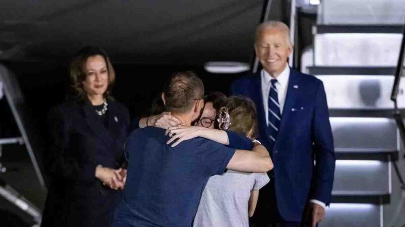 El presidente Biden saluda a la astronauta Jessica Watkins tras su regreso a la Tierra