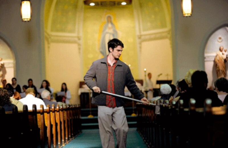 Un joven limpiando una iglesia
