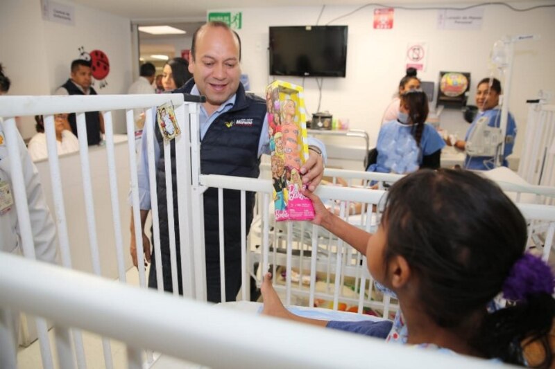 El gobernador entrega una muñeca a una niña en el hospital