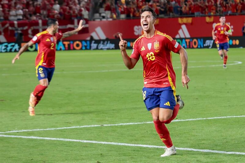 Gavi celebra el gol de España