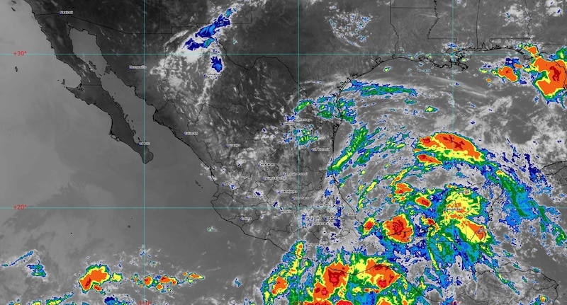 Imagen satelital de México con nubosidad asociada a zonas de baja presión en el Pacífico y el Golfo, previo a la posible formación de los ciclones Flossie y Barry
