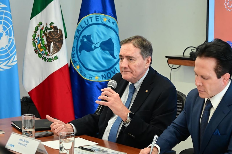 El director de la OPS, Jarbas Barbosa, durante la reunión con autoridades mexicanas