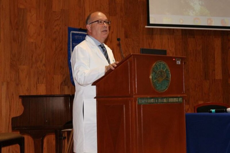 El Dr. Juan Pérez pronuncia un discurso en el podio.