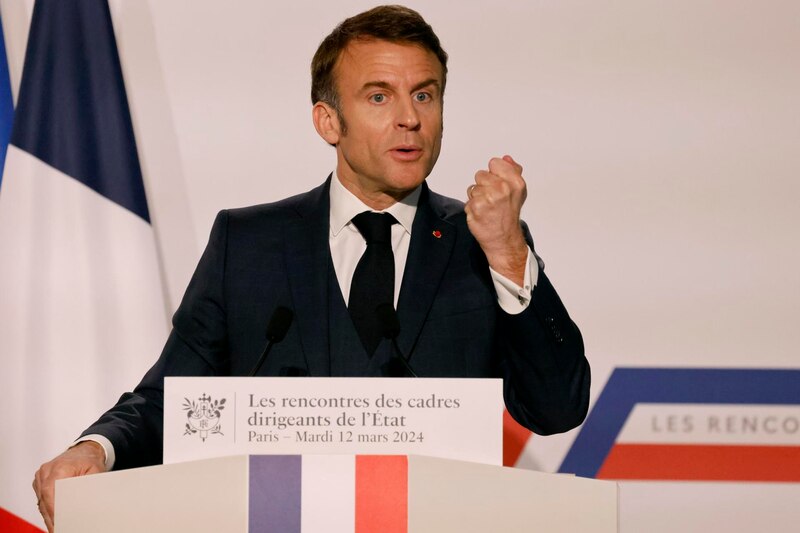 El presidente francés, Emmanuel Macron, pronuncia un discurso ante los líderes empresariales en París.