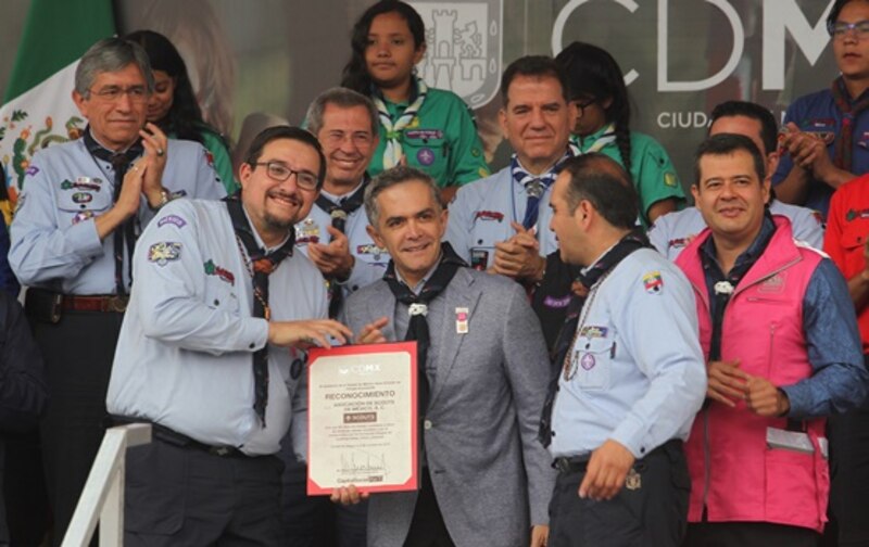 Entrega de reconocimiento a los scouts