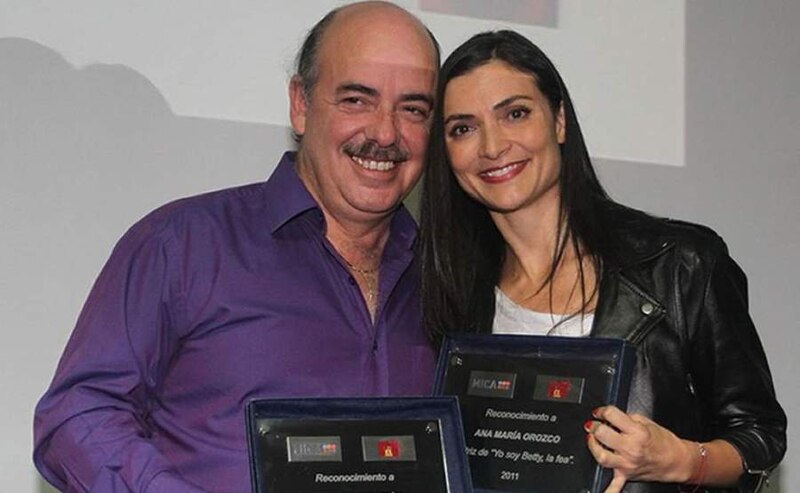 Entrega de reconocimiento a Ana María Orozco