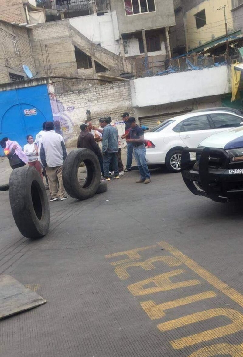 Enfrentamiento entre vecinos y policías en la Ciudad de México