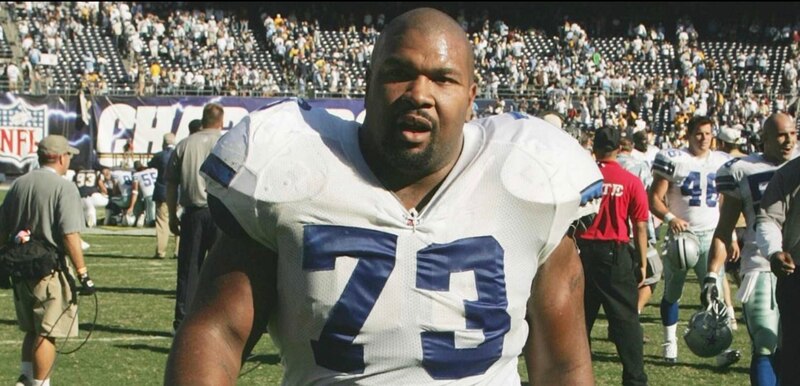El liniero ofensivo de los Cowboys de Dallas, Larry Allen, camina por el campo antes del partido contra los Broncos de Denver.