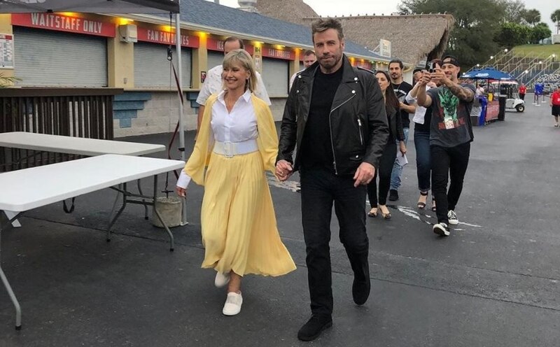Ben Affleck y Jennifer Lopez caminan de la mano en un parque temático