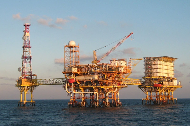Plataforma petrolera en el mar