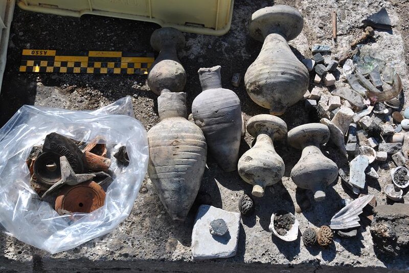 Fragmentos de cerámica y vidrio encontrados en una excavación arqueológica